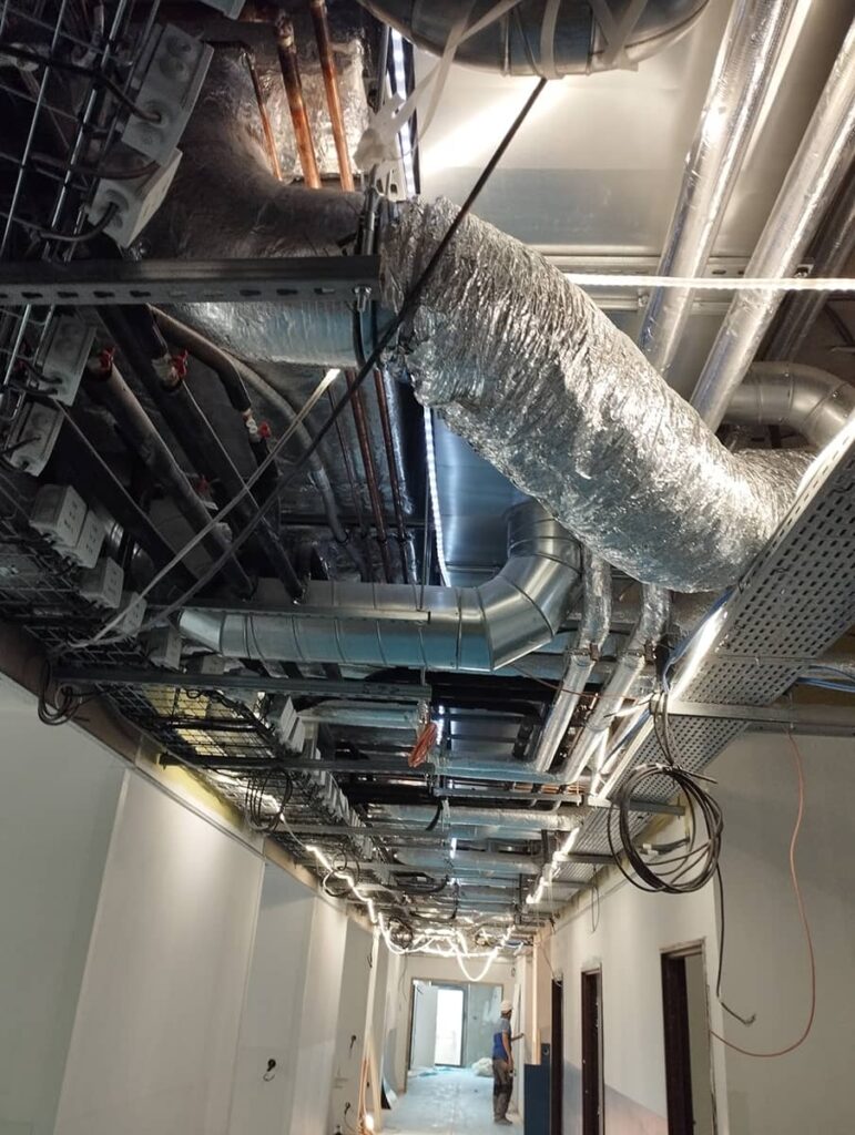 Réseaux de ventilation dans les couloirs du futur hopital de Reims